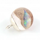 Kugelförmiger Feuer-Opal Anhänger Mineral in Kunstharz